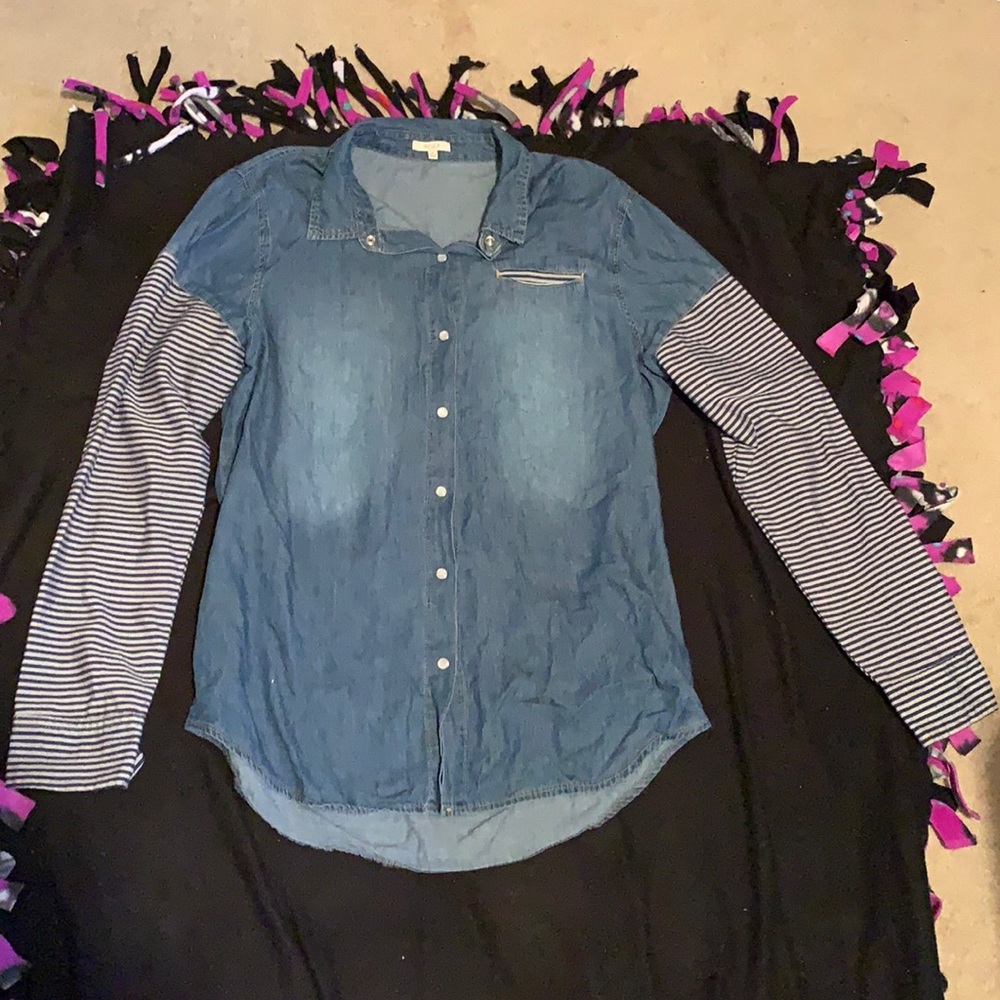 CHIQLE size medium denim button down